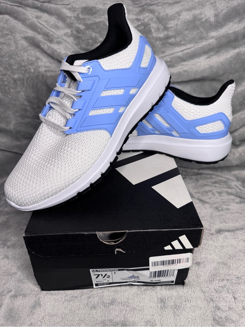 New in Box 📣Ultimashow Girl’s Adidas Sneakers